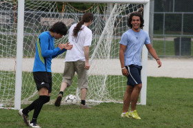 Студенты ILAC Toronto играют в футбол