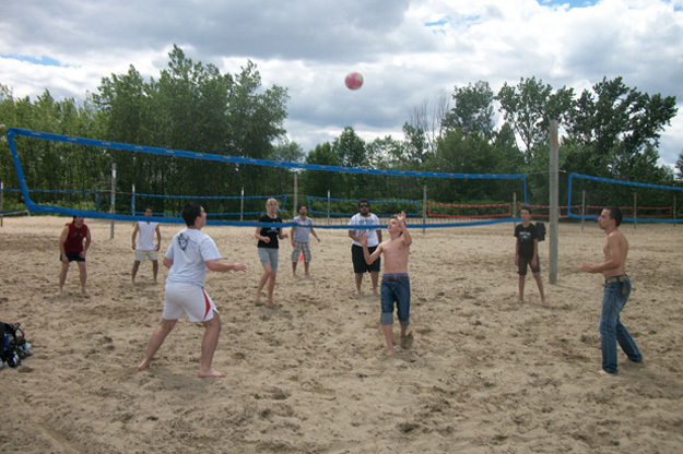 Студенты ILAC Toronto играют в волейбол на пляже