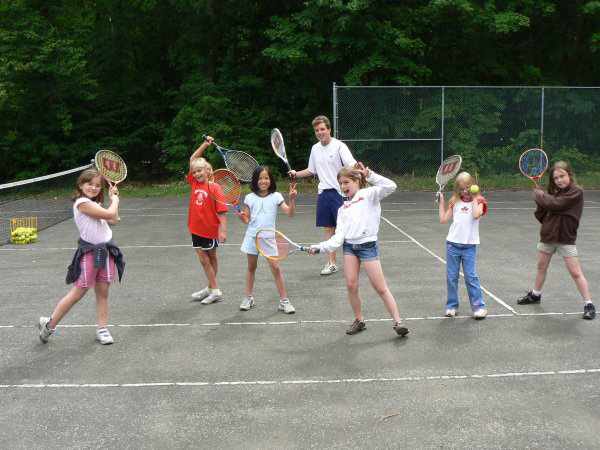Студенты Onondaga Camp играют в теннис