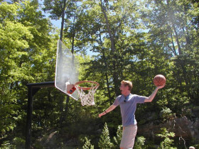 Студенты Onondaga Camp играют в баскетбол