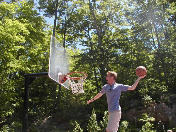 Студенты Onondaga Camp играют в баскетбол