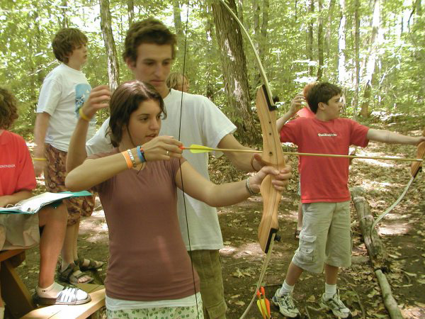 Студенты Onondaga Camp занимаются стрельбой из лука