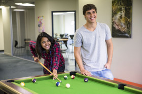 Студенты Embassy English Auckland играют в бильярд