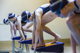 Студенты Badminton School занимаются плаваньем