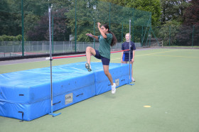 Студенты Badminton School занимаются прыжками