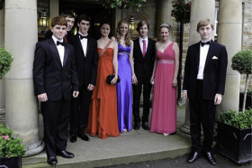 Студенты Barnard Castle School на выпускном вечере