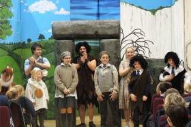 Студенты Barnard Castle School играют в школьном спектакле