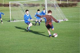 Студенты Barnard Castle School играют в футбол