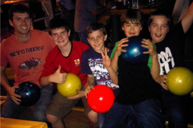 Студенты Barnard Castle School в боулинге