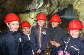 Студенты Barnard Castle School на экскурсии в пещере