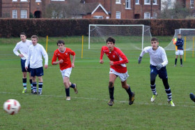 Студенты Bedford School играют в футбол