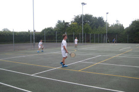 Студенты Bedford School играют в теннис