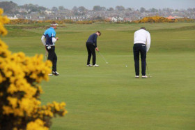 Студенты Bedford School играют в гольф