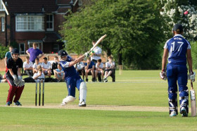 Студенты Bedford School играют в бейсбол