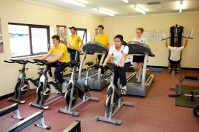 Студенты Bethany School в тренажерном зале