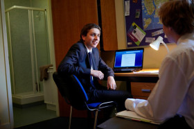 Студенты Bethany School в жилой комнате