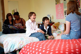 Студенты Bethany School в жилой комнате