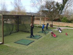 Студенты Bradfield College играют в гольф