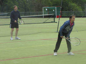 Студенты Bradfield College играют в теннис