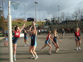 Студенты Bradfield College играт в баскетбол