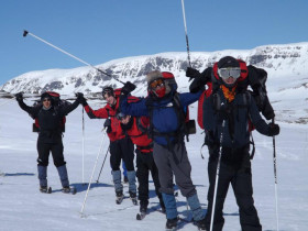 Студенты Bradfield College катаются на лыжах