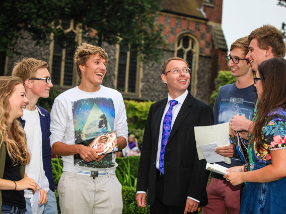 Студенты Brighton College