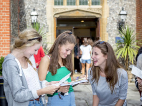 Студенты Brighton College