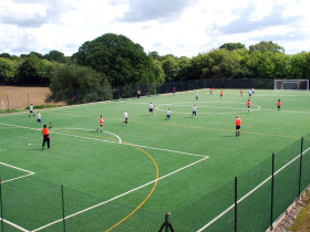 Студенты Buckswood School играют в футбол