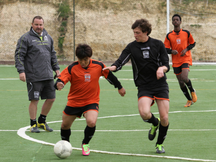 Студенты Buckswood School играют в футбол