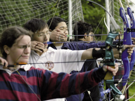 Студенты Buckswood School занимаются стрельбой из лука