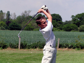 Студенты Buckswood School играют в гольф