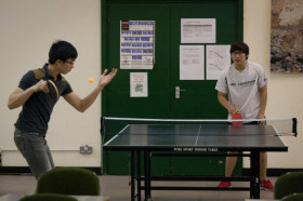 Студенты Cambridge Tutors College играют в настольный теннис