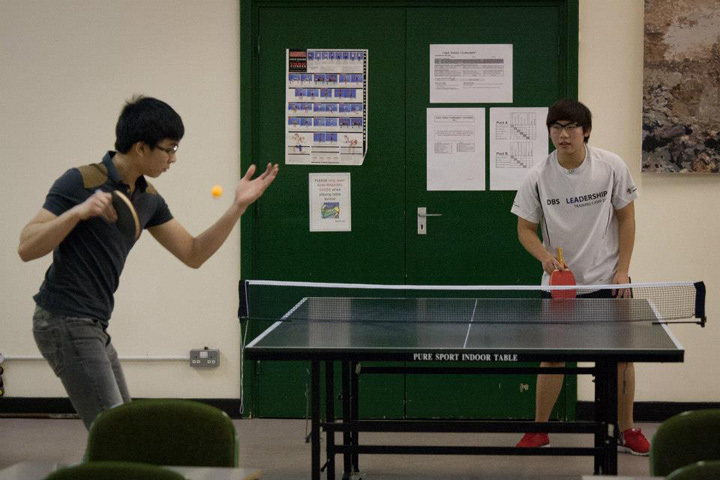 Студенты Cambridge Tutors College играют в настольный теннис
