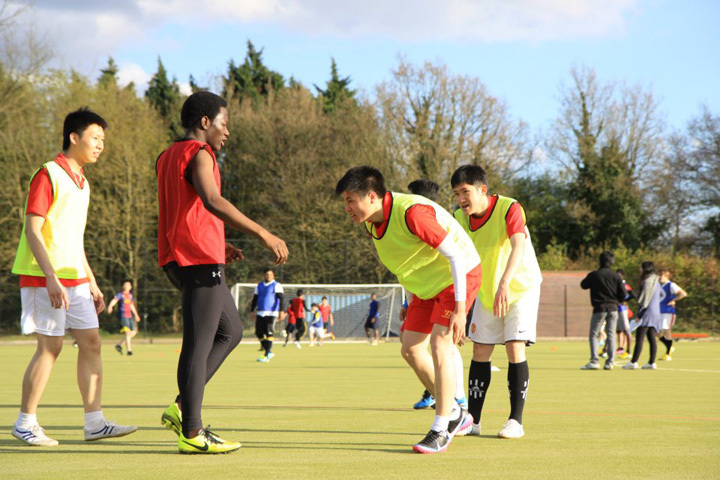 Студенты Cambridge Tutors College играют в футбол