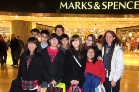 Студенты Cambridge Tutors College занимаются шопингом