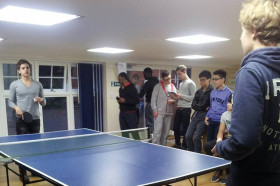 Студенты CATS College играют в теннис