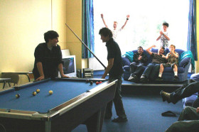 Студенты Caterham School играют в бильярд