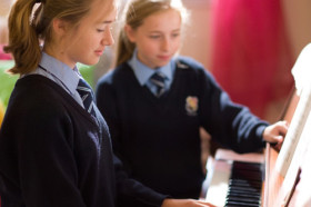 Студенты Cheltenham College на занятиях музыкой