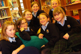 Студенты Cheltenham College в библиотеке