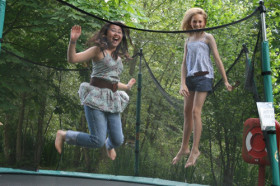 Студенты Cheltenham College прыгают на батуте