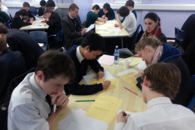 Студенты Clifton College на занятиях