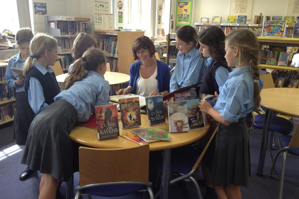 Студенты Clifton College в библиотеке