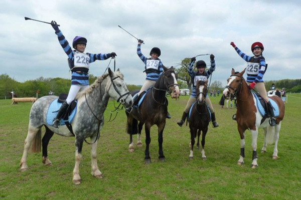Студенты Clifton College занимаются конным спортом
