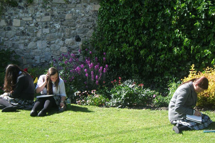 Студенты Dover College