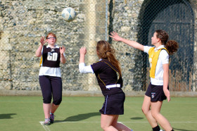 Студенты Dover College играют в волейбол