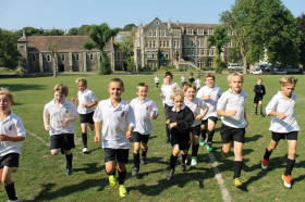 Студенты Dover College занимаются бегом