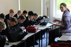 Студенты Dulwich College на занятиях