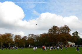 Студенты Dulwich College играют в футбол