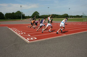 Студенты Eastbourne College занимаются бегом