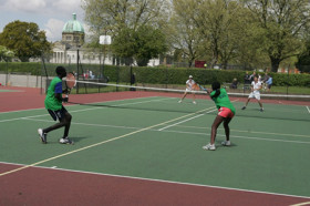 Студенты Haileybury College играют в теннис